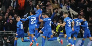 Οι ποδοσφαιριστές της Εθνικής πανηγυρίζουν το δεύτερο γκολ επί της Αγγλίας στο Γουέμπλεϊ