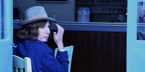 γυναικα με καπελο 