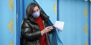 Γυναίκα στο Καζακστάν ψηφίζει