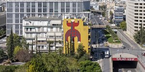 γυκαικεια φιγουρα πολυκατοικια