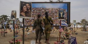 Στρατιώτες επισκέπτονται τον χώρο του μουσικού φεστιβάλ Nova, όπου εκατοντάδες άνθρωποι σκοτώθηκαν και απήχθησαν από τη Χαμάς, την παραμονή της επετείου ενός έτους από την επίθεση, κοντά στο Kibbutz Reim, στο νότιο Ισραήλ