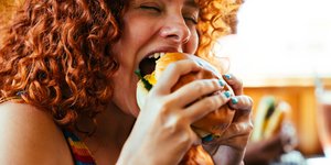 Γυναίκα τρώει μπέργκερ 