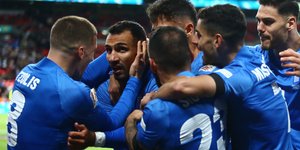 Μια αγκαλιά οι παίκτες της Εθνικής μετά τη νίκη επί της Αγγλίας στο Γουέμπλεϊ 