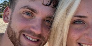 Ο Ίωνας Καρούσης και η σύντροφός του