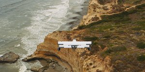 Ιπτάμενο αυτοκίνητο πάνω από τη θάλασσα