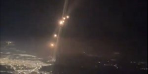 Ιρανικοί πύραυλοι εκτοξεύονται κοντά σε αεροπλάνο