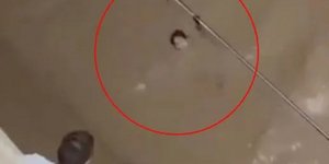 Σοκαριστικό βίντεο από τις πλημμύρες στην Ισπανία: Γυναίκα παρασύρεται από τα νερά