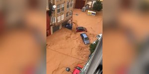 Ισπανία: Καταστροφικές πλημμύρες στα νοτιοανατολικά -Σε κόκκινο συναγερμό η Βαλένθια, ποτάμια οι δρόμοι