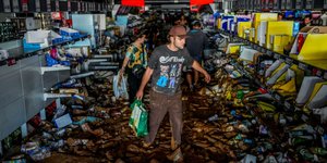 Ισπανία: Πολίτες ψάχνουν για φαγητό σε πλημμυρισμένα σούπερ μάρκετ