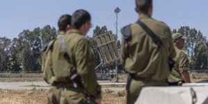 Ισραηλινοί στρατιώτες στέκονται μπροστά από τον Iron Dome