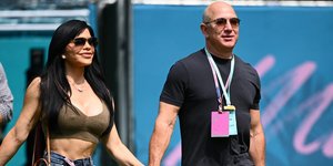 Ο Τζεφ Μπέζος με τη σύντροφό του