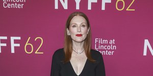 Το γαλλικό μακιγιάζ της Τζούλιαν Μουρ: Κόκκινα χείλη και ρουζ που σε κάνει να δείχνεις 10 χρόνια νεότερη