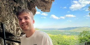 Ο 26χρονος Ίωνας Καρούσης είναι ο Έλληνας που σκοτώθηκε στην τρομοκρατική επίθεση στο Τελ Αβίβ