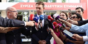 Ο Στέφανος Κασσελάκης κάνει δηλώσεις έξω από την Κουμουνδούρου