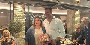 Γυναίκα δίνει λουλούδια στον Κασσελάκη