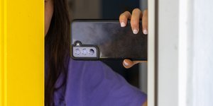 Γυναίκα τραβάει βίντεο με το κινητό της