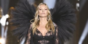 Η 50χρονη Κέιτ Μος κάνει ντεμπούτο έκπληξη στο σόου της Victoria's Secret με μαύρη διάφανη δαντέλα