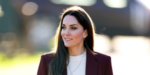 Η Κέιτ Μίντλετον με βουργουνδί κοστούμι