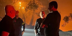 Ο Βασίλης Κικίλιας στο πεδίο της φωτιάς Λυγιά-Δερβένι