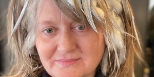 Από μουντά σε φωτεινά: Πώς μια δημοσιογράφος μεταμόρφωσε τα μαλλιά της, τα οποία θεωρούσε ότι την μεγάλωναν