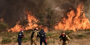 Φωτιά στην Κορινθία: Καίει για 3η ημέρα, στάχτη 40.000 - 50.000 στρέμματα