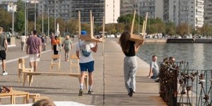 κουβαλουν καρεκλες 