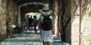 κοπελα πλατη καπελο 