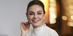 Η Μίλα Κούνις με λευκό φόρεμα