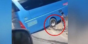 Λεωφορείο κόλλησε σε δρόμο στην Σαντορίνη