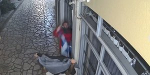 Τουρίστες κατέβασαν την ελληνική σημαία στο Λεωνίδιο Αρκαδίας