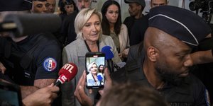 Η Μαρίν Λεπέν έξω από το δικαστήριο για την έναρξη της δίκης της