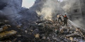 Τα σωστικά συνεργεία αναζητούν θύματα στον τόπο της ισραηλινής αεροπορικής επιδρομής της Πέμπτης στη Βηρυτό του Λιβάνου 