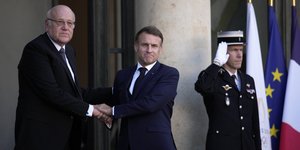 Ο Γάλλος πρόεδρος Εμανουέλ Μακρόν με τον υπηρεσιακό πρωθυπουργό του Λιβάνου, Νατζίμπ Μικάτι
