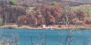 Αναγκαστική προσγείωση πυροσβεστικού αεροσκάφους δίπλα στη λίμνη Μαραθώνα