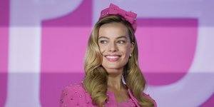 Η Μάργκοτ Ρόμπι χαμογελά