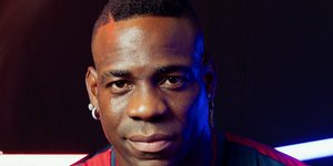 Ο Μάριο Μπαλοτέλι με τη φανέλα της Τζένοα