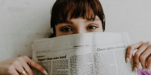 γυναίκα κρατά εφημερίδα
