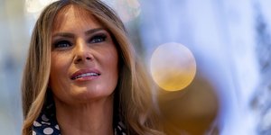 Μελανια πουα πουκαμισο