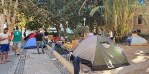 Μετανάστες συγκεντρωμένοι σε πάρκα και υπαίθριους χώρους στη Ρόδο