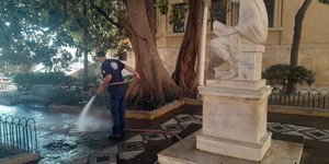 Καθαρισμός πάρκων και πλατειών όπου διέμενες οι παράτυποι μετανάστες στη Ρόδο