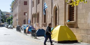 Οι σκηνές που έχουν στήσει για τους μετανάστες στο κέντρο της Ρόδου