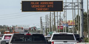 Πινακίδα στη Φλόριντα προειδοποιεί για την έλευση το κυκλώνα Μίλτον