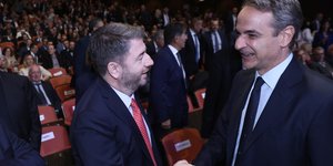 Η χειραψία και τα χαμόγελα μεταξύ Κυριάκου Μητσοτάκη και Νίκου Ανδρουλάκη