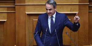 Ο Κωστής Χατζηδάκης στο βήμα της Βουλής