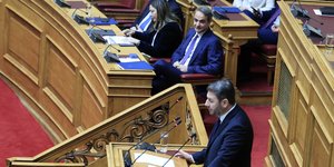 Ο Κυριάκος Μητσοτάκης παρακολουθεί στη Βουλή την ομιλία του Νίκου Ανδρουλάκη