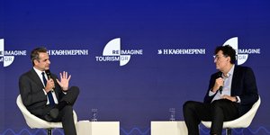 Ο Κυριάκος Μητσοτάκης συνομιλεί με τον Αλέξη Παπαχελά στο "REIMAGINE TOURISM IN GREECE"