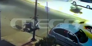 Η στιγμή του τροχαίου δυστυχήματος στη Μιχαλακοπούλου