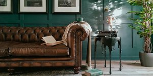 Moody Modernism: Η φθινοπωρινή τάση διακόσμησης που συνδυάζει μελαγχολία και στιλ