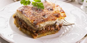 Συνταγή για μουσακά με άπαιχτη μπεσαμέλ -Αφράτος που λιώνει στο στόμα 