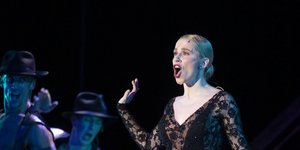 Νάντια Μπουλέ: Ο σύντροφός της, Γιώργος Ισαάκ, την απόλαυσε στη σκηνή -Παρών και ο πατέρας της ηθοποιού [εικόνες]